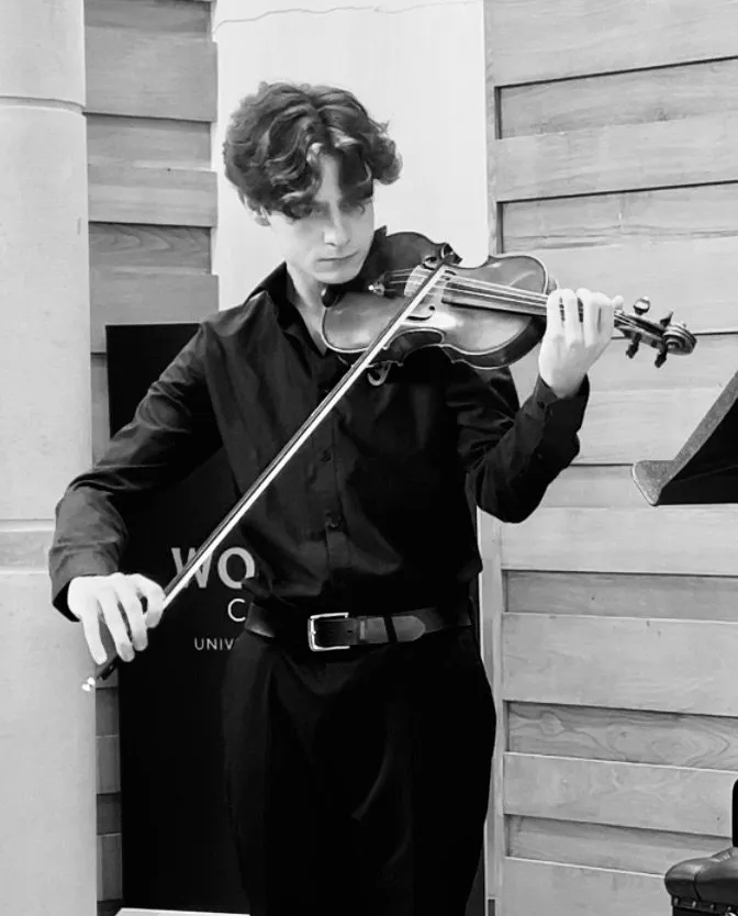 Harry Kneeshaw playing the violin