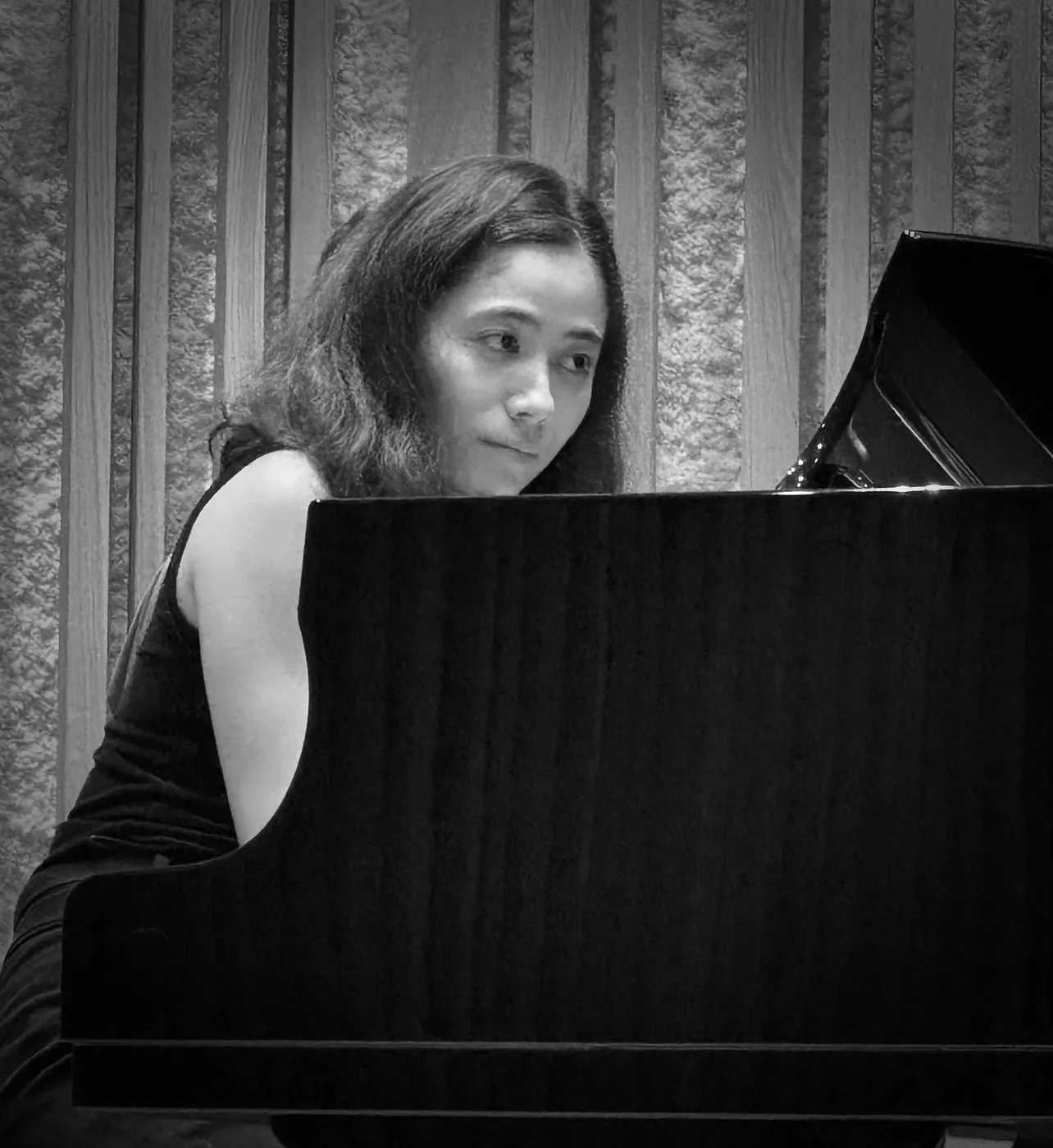 Maria Umbert Kimura at the piano
