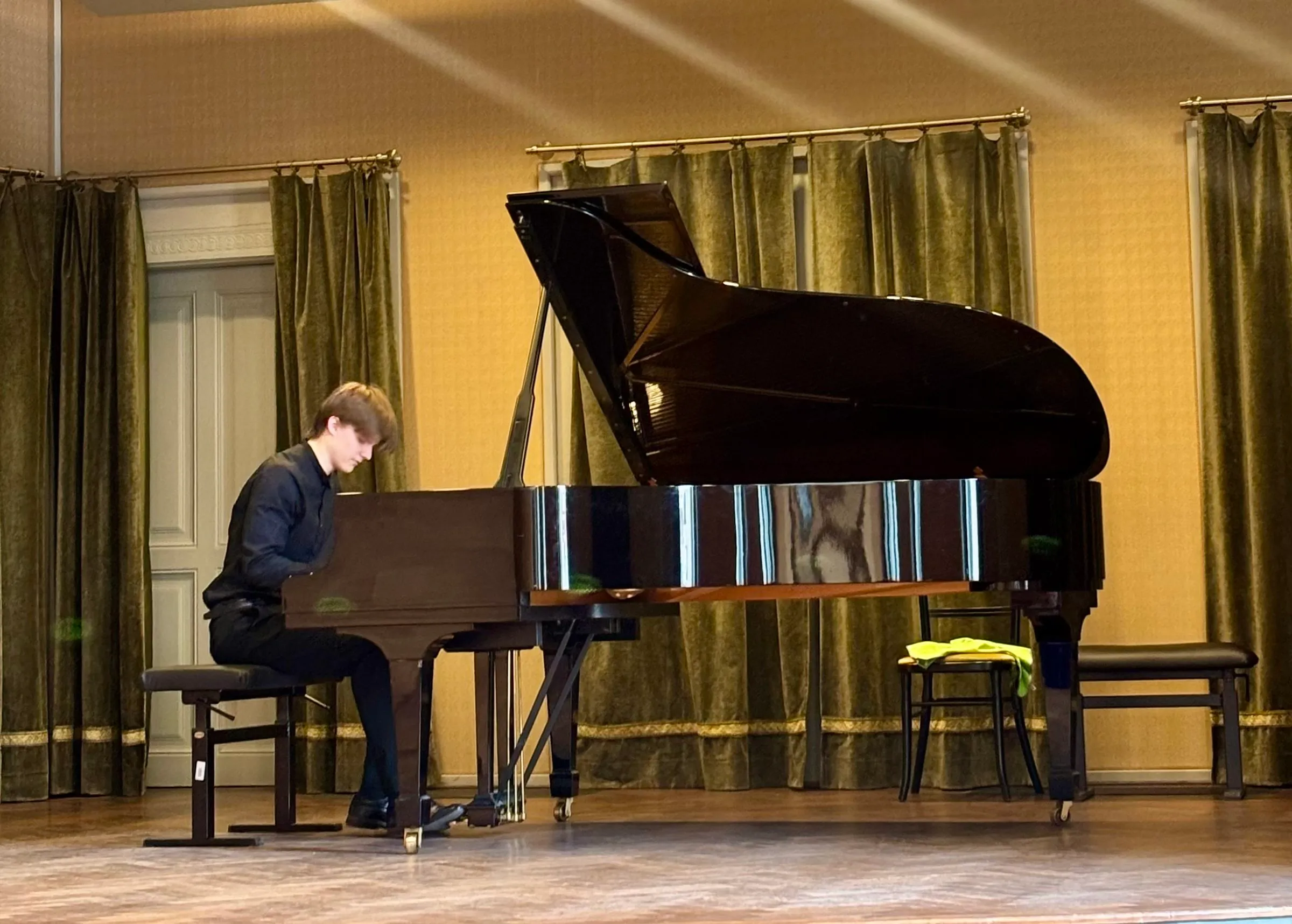 A pianist at the grand piano in the Liszt Academy recital hall