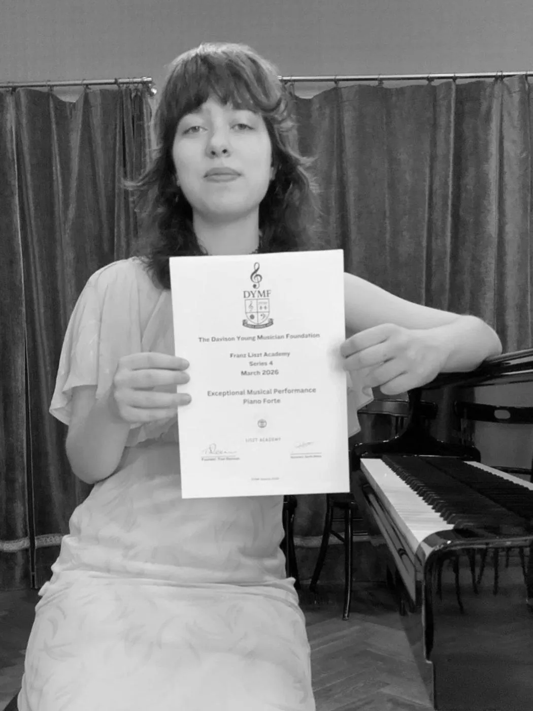 Ildikó Rozsonits with her certificate at the Liszt Academy